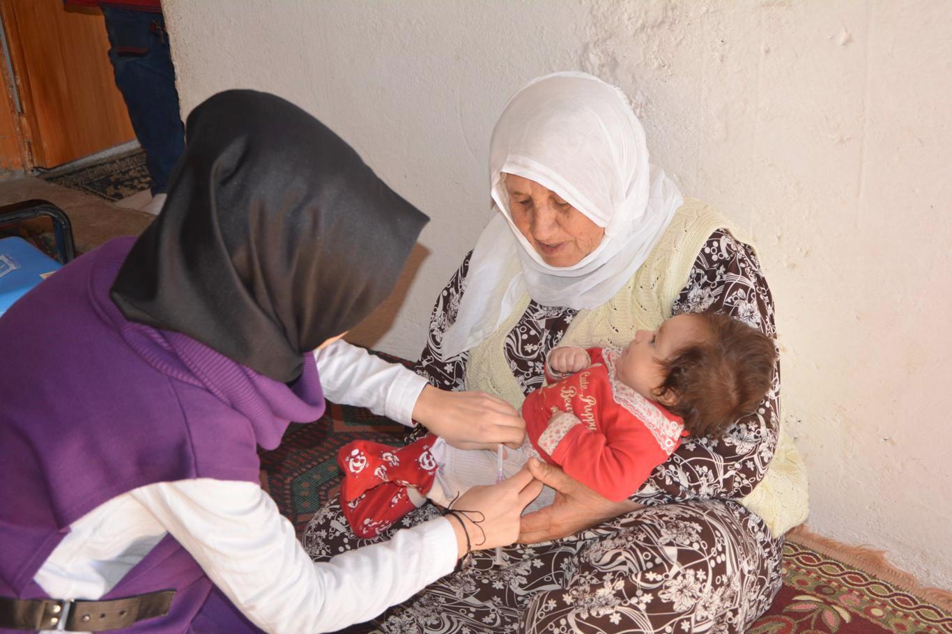 "Sağlıklı bebekler" için köy ve mezraları dolaşıp aşı yapıyorlar